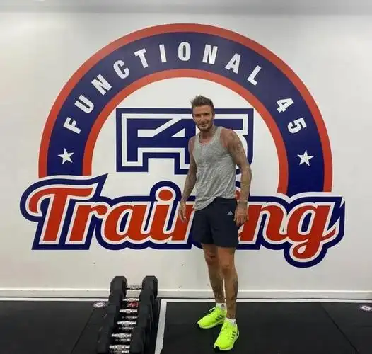 48岁的贝克汉姆半裸照流出,蜜桃臀亮了|贝嫂|腹肌|翘臀|c罗|韩国足球