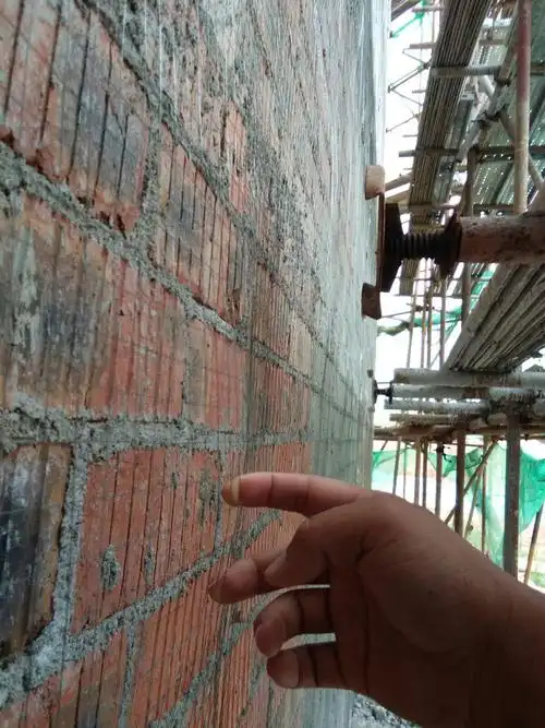 牛郎织女外墙满挂钢丝网