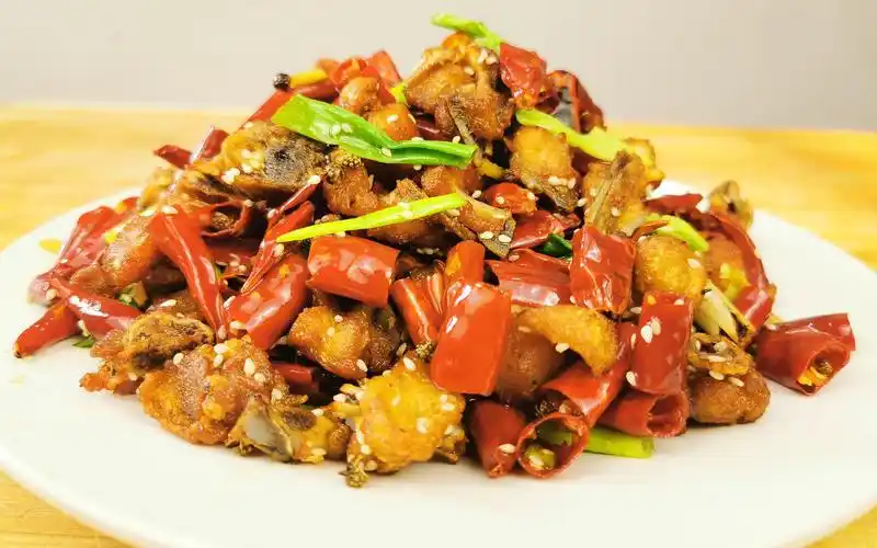 过年了小伙做辣子鸡解馋!又麻又辣,真过瘾!网友:辣椒不要钱啊!