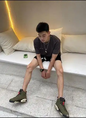 阳光帅气的长腿鲜肉男孩