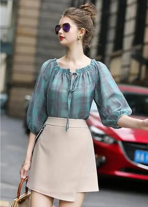 在炎炎夏日,肩宽的女生要尽量不免选择修身款的衣服,很容易给人魁梧的