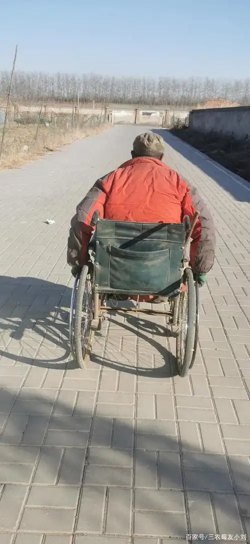 眼前没有双腿的老汉,一个人独自生活,常年以垃圾为生,看着心酸