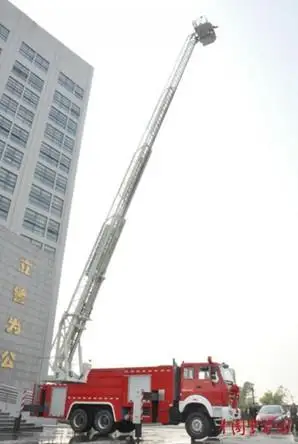 消防大队喜添新装备,一辆最大工作高度达32米的云梯 消防车驶进大队营