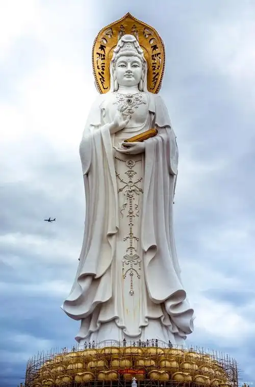 而"观世音"是观音菩萨的简称,意为"观察世间声音"的意思,即听闻众生的