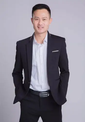 70后的帅大叔,身高1米8,厚头发变薄还后退,秃了,植发26