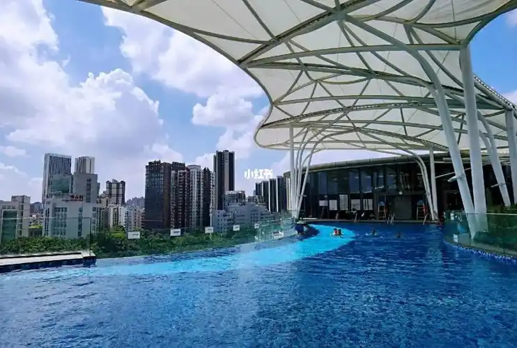 泳池在楼顶户外露天但由于有天幕遮住所以不会感觉到晒泳池是无边泳池