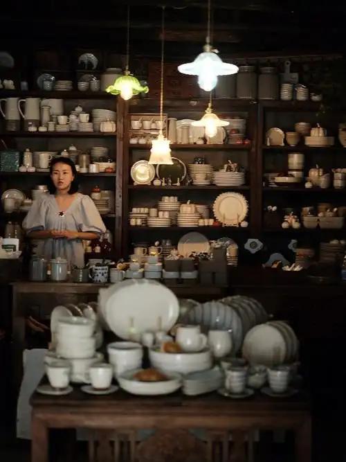 氛围感十足的陶瓷餐具店04