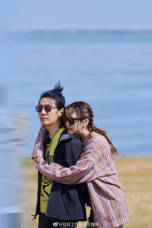 组图:郑钧刘芸《妻子6》录制写真 两人放风筝骑摩托浪漫又惬意