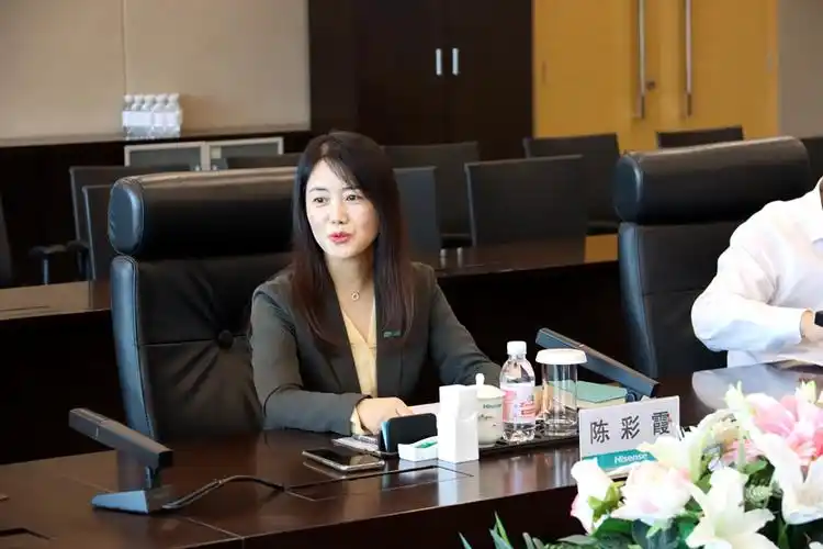 陈彩霞代表海信集团向学校捐款120万元设立"山东大学海信奖学金",用于