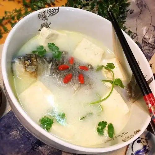 加盖再熬制10分钟,让豆腐吸收鱼汤的鲜美