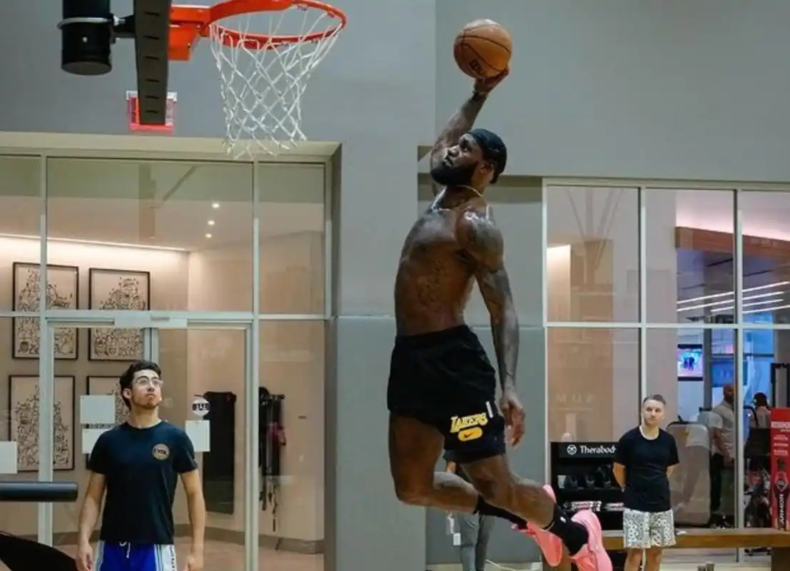 37岁詹姆斯苦练身材完美肌肉线条明显训练师历史最伟大球员