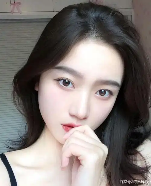 长相很纯的一位小姐姐,干干净净,让人过眼难忘!