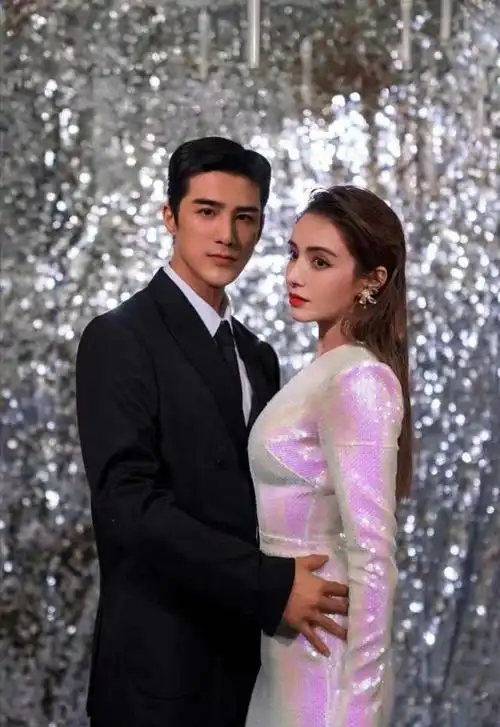 盛典红毯槽点多:姜潮麦迪娜三连吻引热议,95花的造型太土