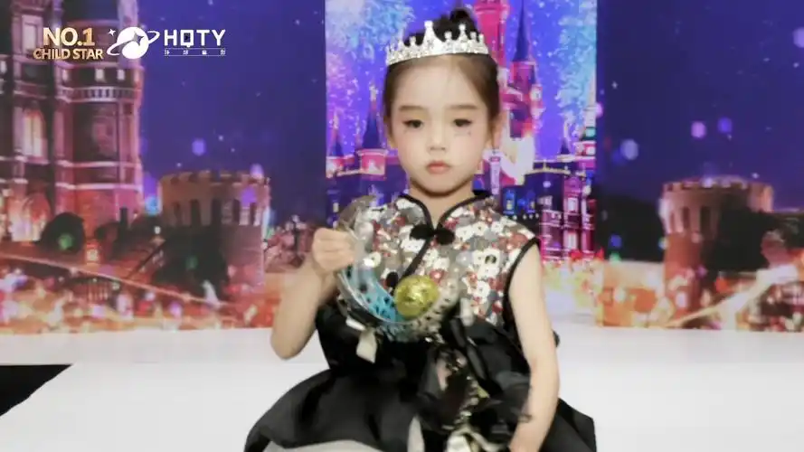 环球童影深圳童模张祖儿受邀国际模特大赛第一童星t台展演