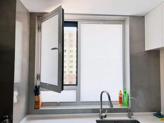 内开窗厨房蜂窝窗帘安装完成70