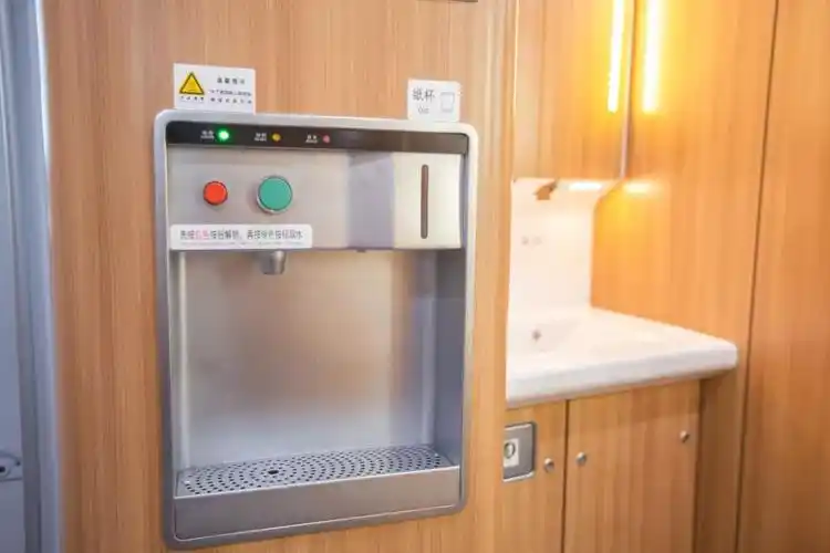 趣看过去在火车上喝热水可是要钱的