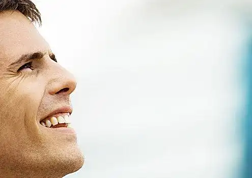 男人,微笑,仰视,特写,侧面视角,脸