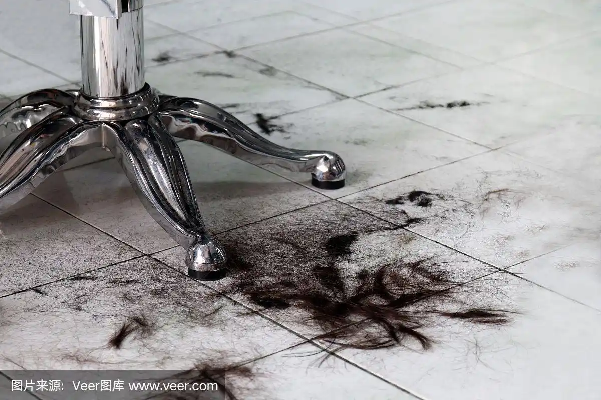 在理发店地板上的头发,理发师,剪发剪碎的头发,一堆脏头发