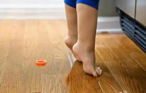 4. 踮起脚尖拿高处的东西