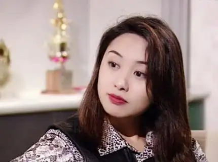 郭可盈状态不错,身材保养的也很好,不过终究是上了年龄,没有了年轻时