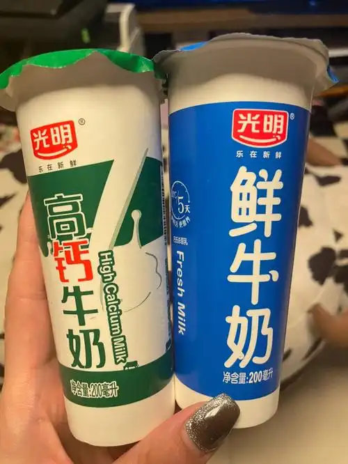 奶味浓浓的光明高钙牛奶