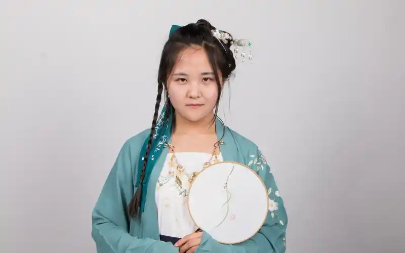 玲珑馆丨汉服发型教程80一款搭配褙子的中长发发型无发包