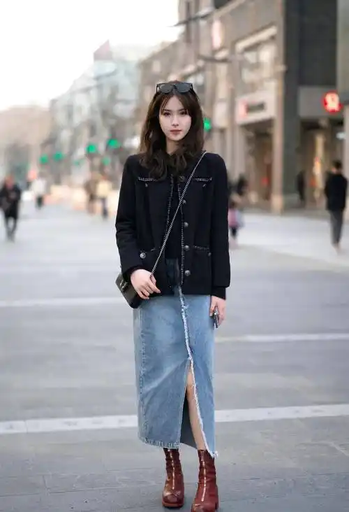 看看杭州街头女生的衣服,才发现"短袖衬衫 牛仔裤"是很洋气的风格