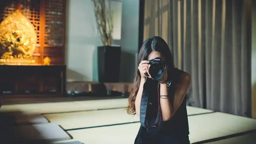 亚洲女孩使用佳能相机 4k