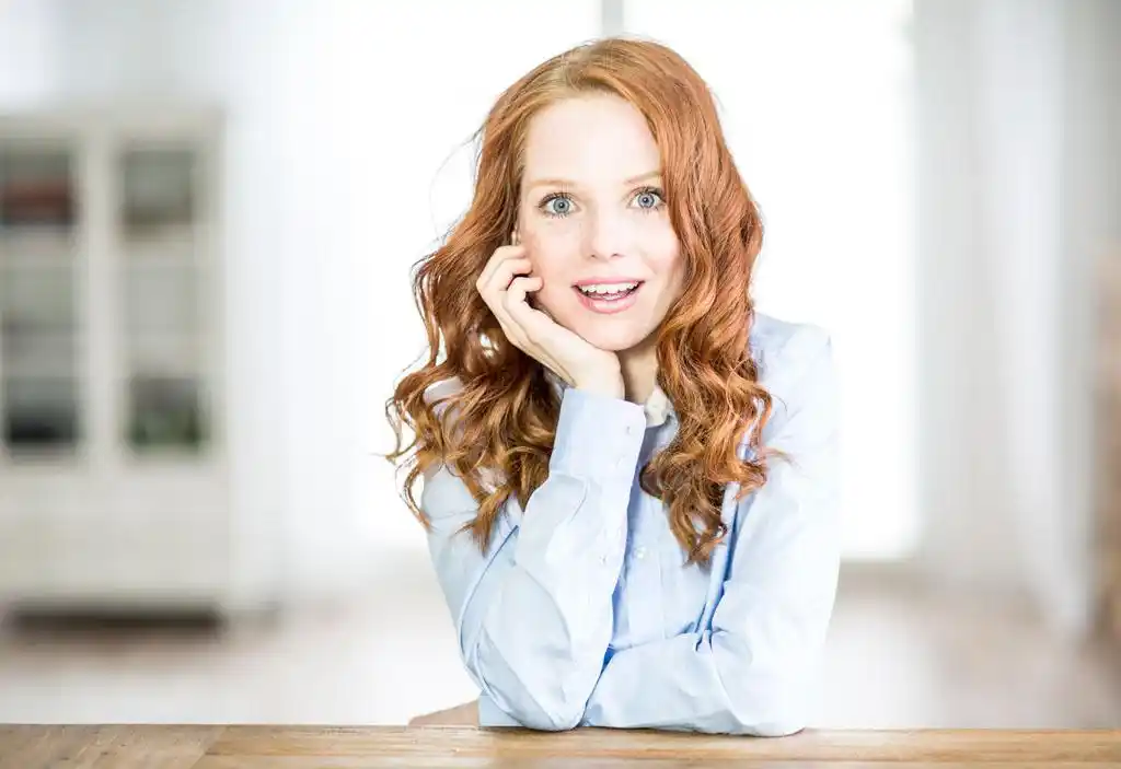 手托腮的职业女性