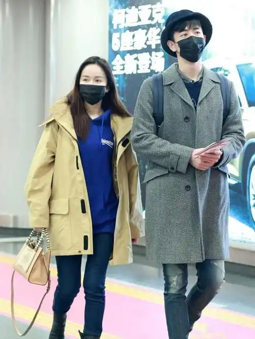 李川和女友娄艺潇现身,这次俩人的穿搭都是很显时尚的.