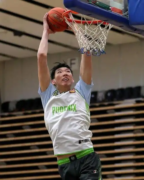 星期一工作日凤凰队晒训练照周琦扣篮开怀大笑