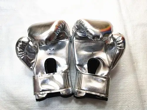 速腾金属膜儿童拳击手套 散打搏击打沙袋小拳套 海绵发泡成型内胆