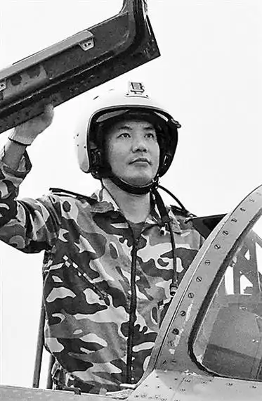 我空军团长沙漠上空驾新型歼击机躲过导弹攻击