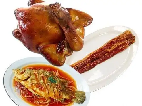 清明祭祖拜拜,准备供品常见用「三牲」祭祀,通常是整块猪肉,全鸡,全鱼