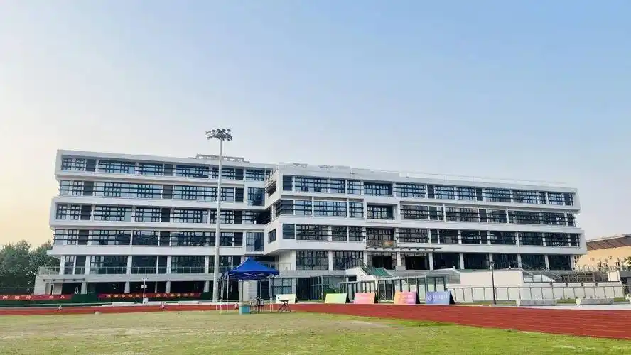 校园采风杭州市源清中学硬件用新老师们更用心学生评价我爱她正如爱我