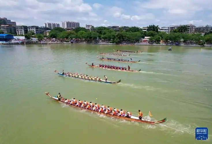 >云南网>图片频道>时图>(蔡宽元摄)端午节临近,各地举行龙舟赛,龙舟