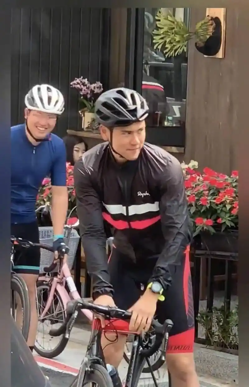 彭于晏街头骑车肌肉抢镜,曾为电影暴瘦32斤,现在男神又壮回来了