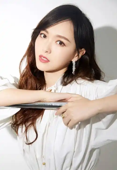 什么样的女生适合唐嫣的大波浪发型?烫头发需要注意哪些细节?