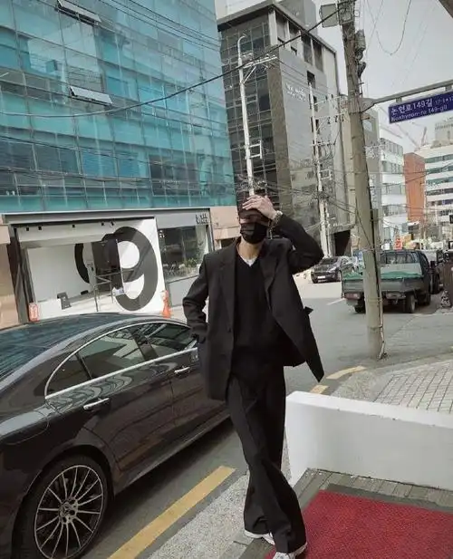 边佑锡日常look照92男亲感超重    模特出身,身高近190,在爆火的