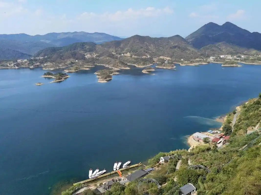 91仙岛湖位于湖北省黄石市阳新县王英镇,幕阜山北麓,湖面水域达32