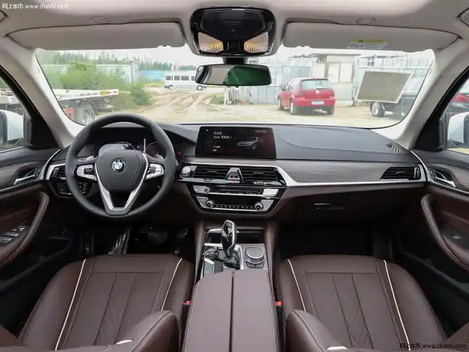 摩卡色宝马5系 2019款 改款 530li 领先型豪华套装内饰中控图片(1/53)