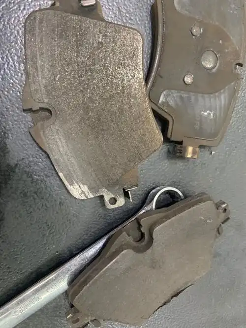 宝马-宝马x1 刹车片偏磨损严重