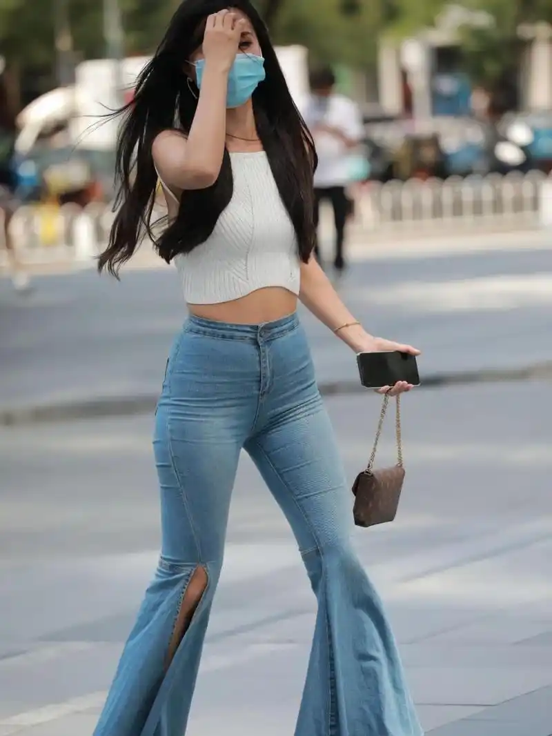 街拍微胖女生,凹凸有致!