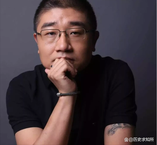 玩音乐,戴耳钉,有纹身,活脱脱一精神小伙,却曾是京东二号人物