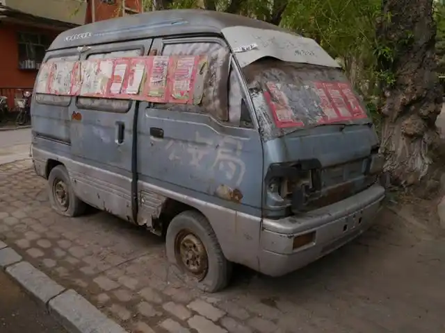 贴满小广告的废弃面包车