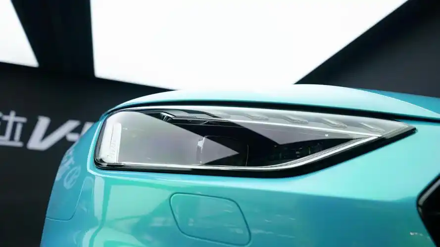 奥迪a4l改色亮光蓝绿色,非渐变色但在不同光线下有不同的效果