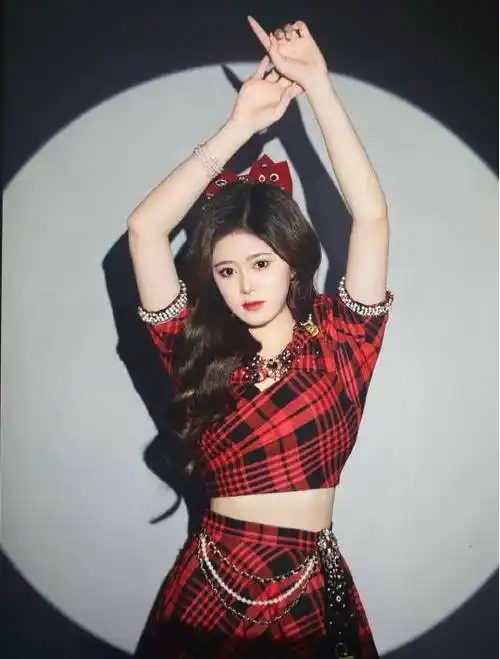 16岁邓歆玥初见风采,芭比颜值配小裙子,轻熟少女感