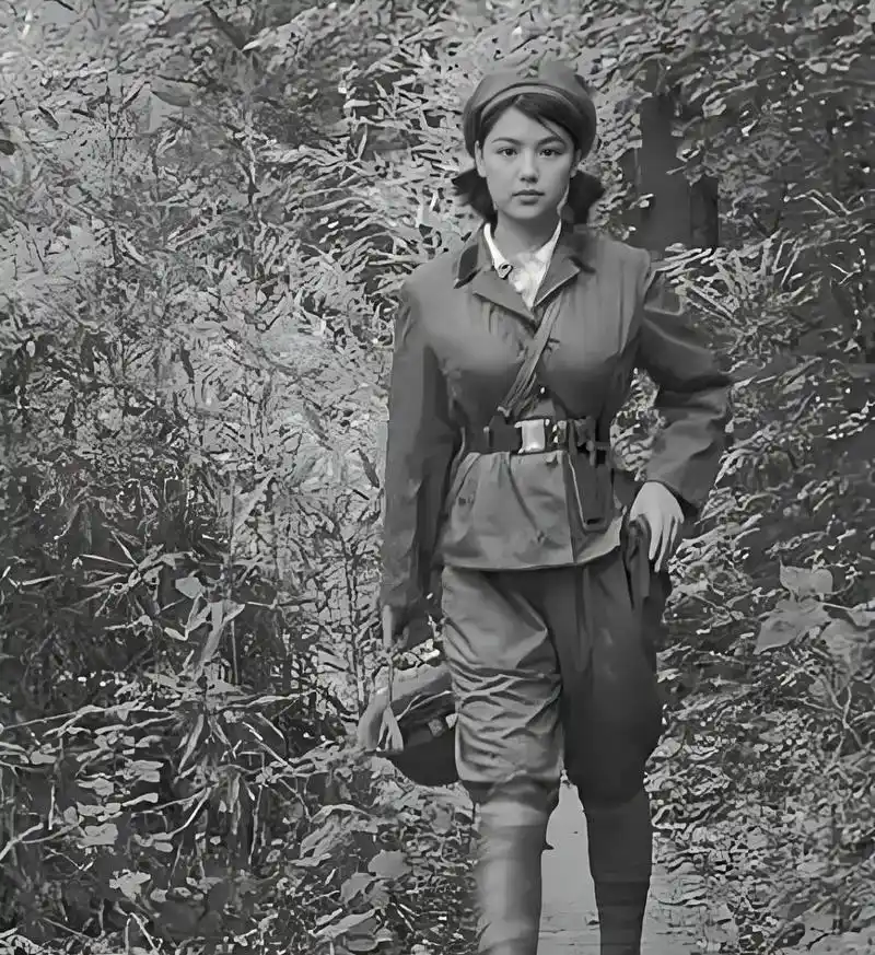 上世纪八十年代的一名解放军女兵,照片中她梳着短辫,一身整齐的军装