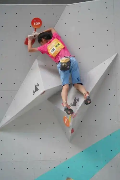 喜报!龙岗实验学校学生周思妤市运会攀岩赛上获两金一银