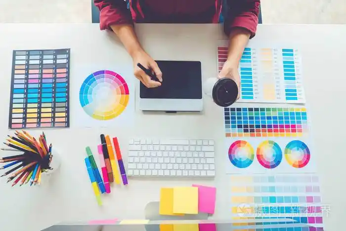 平面设计师在工作场所在绘图板上绘图